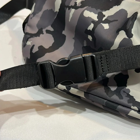 Guess men’s waist pack - Camo - Picture 8 of 8